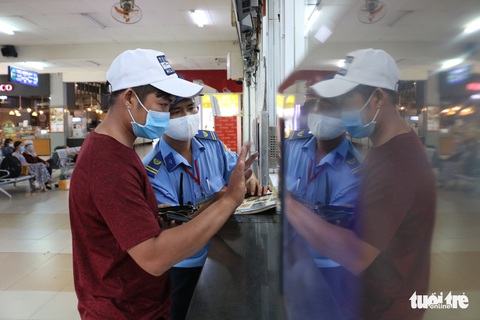 Nhà ga, bến xe ở TP.HCM: Trước khi vào ghế ngồi là phải khai báo y tế - Ảnh 3. Nhà ga, bến xe ở TP.HCM: Trước khi vào ghế ngồi là phải khai báo y tế - Ảnh 3.