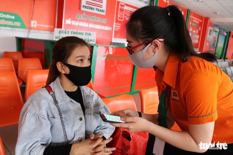 Nhà ga, bến xe ở TP.HCM: Trước khi vào ghế ngồi là phải khai báo y tế - Ảnh 1. Nhà ga, bến xe ở TP.HCM: Trước khi vào ghế ngồi là phải khai báo y tế - Ảnh 1.