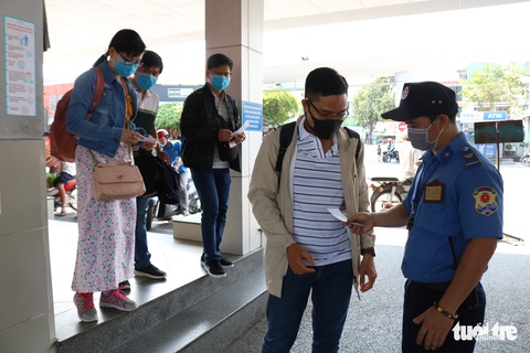 Nhà ga, bến xe ở TP.HCM: Trước khi vào ghế ngồi là phải khai báo y tế - Ảnh 5. Nhà ga, bến xe ở TP.HCM: Trước khi vào ghế ngồi là phải khai báo y tế - Ảnh 5.