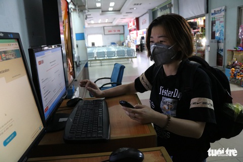Nhà ga, bến xe ở TP.HCM: Trước khi vào ghế ngồi là phải khai báo y tế - Ảnh 7. Nhà ga, bến xe ở TP.HCM: Trước khi vào ghế ngồi là phải khai báo y tế - Ảnh 7.