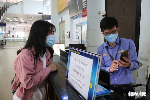 Nhà ga, bến xe ở TP.HCM: Trước khi vào ghế ngồi là phải khai báo y tế - Ảnh 8. Nhà ga, bến xe ở TP.HCM: Trước khi vào ghế ngồi là phải khai báo y tế - Ảnh 8.