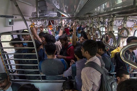 Ấn Độ ngưng tàu lửa ở Mumbai phòng COVID-19, ảnh hưởng 8 triệu người - Ảnh 1. Ấn Độ ngưng tàu lửa ở Mumbai phòng COVID-19, ảnh hưởng 8 triệu người - Ảnh 1.