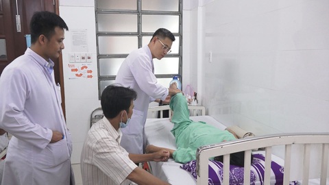 Phẫu thuật thành công một phụ nữ bị gù cột sống suốt 20 năm - Ảnh 1. Phẫu thuật thành công một phụ nữ bị gù cột sống suốt 20 năm - Ảnh 1.