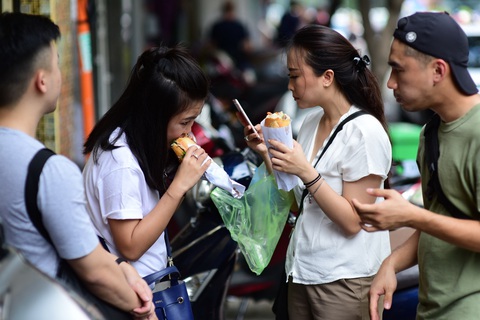 Hàng loạt tiệm bánh mì khuyến mãi nhân tuần lễ Tôi yêu bánh mì Sài Gòn - Ảnh 4. Hàng loạt tiệm bánh mì khuyến mãi nhân tuần lễ Tôi yêu bánh mì Sài Gòn - Ảnh 4.