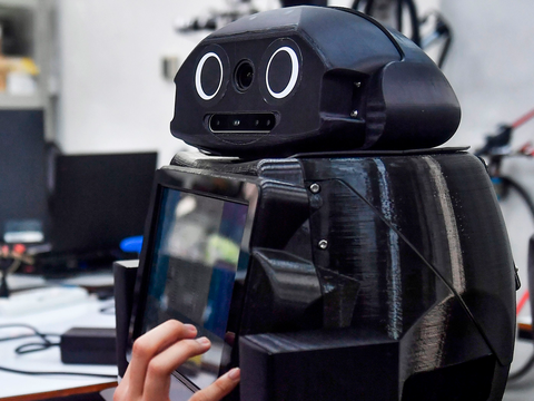 Y tá robot giúp bác sĩ thăm khám bệnh nhân COVID-19 - Ảnh 2.