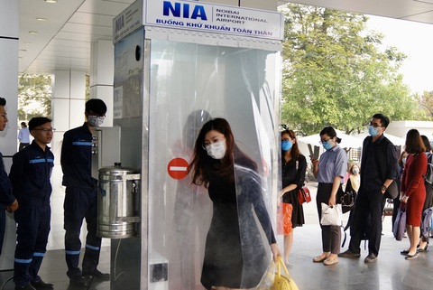 Nhóm kỹ sư trẻ sân bay Nội Bài làm buồng khử khuẩn toàn thân - Ảnh 1. Nhóm kỹ sư trẻ sân bay Nội Bài làm buồng khử khuẩn toàn thân - Ảnh 1.