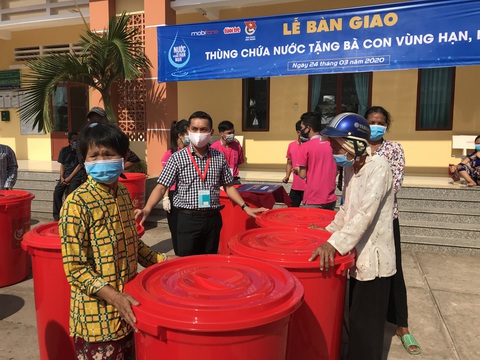 Bà con vùng hạn mặn Sóc Trăng vui mừng nhận thùng chứa nước - Ảnh 3. Bà con vùng hạn mặn Sóc Trăng vui mừng nhận thùng chứa nước - Ảnh 3.