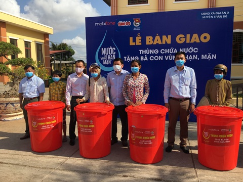 Bà con vùng hạn mặn Sóc Trăng vui mừng nhận thùng chứa nước - Ảnh 2. Bà con vùng hạn mặn Sóc Trăng vui mừng nhận thùng chứa nước - Ảnh 2.
