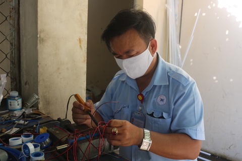 Bệnh viện tự chế máy rửa tay có hệ thống cảm biến tự động - Ảnh 4. Bệnh viện tự chế máy rửa tay có hệ thống cảm biến tự động - Ảnh 4.