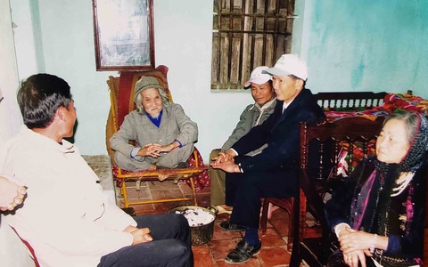 Đi tìm màu tím hoa sim - Kỳ 7: Tôi là cây gỗ vuông chành chạnh - Ảnh 2. Đi tìm màu tím hoa sim - Kỳ 7: Tôi là cây gỗ vuông chành chạnh - Ảnh 2.