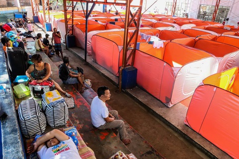 Lo COVID-19 lây lan, Philippines dựng lều cho người vô gia cư - Ảnh 2. Lo COVID-19 lây lan, Philippines dựng lều cho người vô gia cư - Ảnh 2.