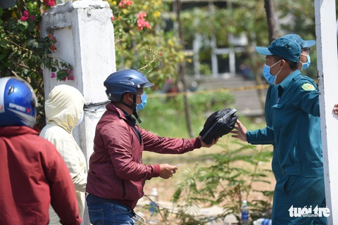 Người dân tìm cách ném hàng qua hàng rào bất chấp lệnh ngưng tiếp tế - Ảnh 4. Người dân tìm cách ném hàng qua hàng rào bất chấp lệnh ngưng tiếp tế - Ảnh 4.