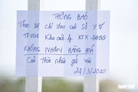 Người dân tìm cách ném hàng qua hàng rào bất chấp lệnh ngưng tiếp tế - Ảnh 2. Người dân tìm cách ném hàng qua hàng rào bất chấp lệnh ngưng tiếp tế - Ảnh 2.