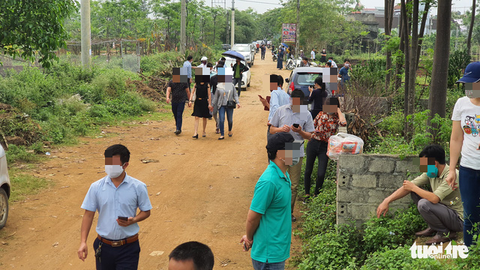 Cò thổi giá đất, xe hơi ùn ùn đổ về Đồng Trúc lướt sóng bất chấp COVID-19 - Ảnh 1. Cò thổi giá đất, xe hơi ùn ùn đổ về Đồng Trúc lướt sóng bất chấp COVID-19 - Ảnh 1.
