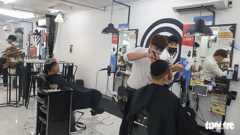 Hàng quán ở TP.HCM đồng loạt tạm đóng cửa dù bất ngờ - Ảnh 8. Hàng quán ở TP.HCM đồng loạt tạm đóng cửa dù bất ngờ - Ảnh 8.