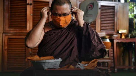 Các nhà sư Thái Lan làm khẩu trang phòng virus SARS-CoV-2 từ nhựa tái chế - Ảnh 1. Các nhà sư Thái Lan làm khẩu trang phòng virus SARS-CoV-2 từ nhựa tái chế - Ảnh 1.