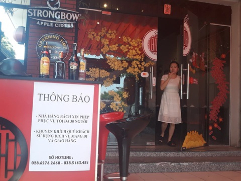 Nhà hàng, quán ăn, tiệm cà phê cất bớt không quá 30 bàn ghế để tiếp tục hoạt động - Ảnh 4. Nhà hàng, quán ăn, tiệm cà phê cất bớt không quá 30 bàn ghế để tiếp tục hoạt động - Ảnh 4.