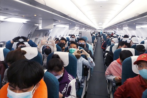 Chuyến bay Vietnam Airlines đưa gần 200 công dân mắc kẹt rời khỏi Philippines - Ảnh 5. Chuyến bay Vietnam Airlines đưa gần 200 công dân mắc kẹt rời khỏi Philippines - Ảnh 5.