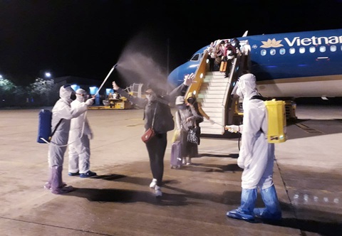 Chuyến bay Vietnam Airlines đưa gần 200 công dân mắc kẹt rời khỏi Philippines - Ảnh 8. Chuyến bay Vietnam Airlines đưa gần 200 công dân mắc kẹt rời khỏi Philippines - Ảnh 8.