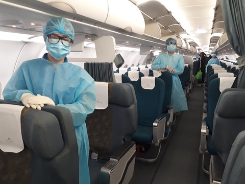 Chuyến bay Vietnam Airlines đưa gần 200 công dân mắc kẹt rời khỏi Philippines - Ảnh 4. Chuyến bay Vietnam Airlines đưa gần 200 công dân mắc kẹt rời khỏi Philippines - Ảnh 4.