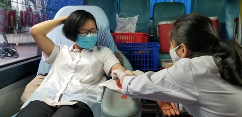 Để lâu hơn nữa sợ lây nhiễm cao, tôi đi hiến máu luôn - Ảnh 4. Để lâu hơn nữa sợ lây nhiễm cao, tôi đi hiến máu luôn - Ảnh 4.