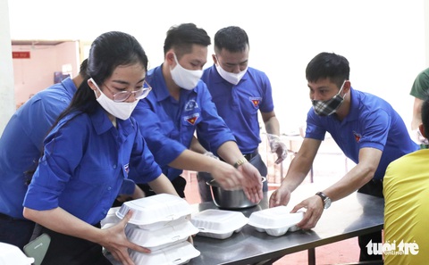 Bạn trẻ xứ Nghệ ‘chia lửa’ cùng bộ đội tiếp sức người cách ly - Ảnh 12. Bạn trẻ xứ Nghệ ‘chia lửa’ cùng bộ đội tiếp sức người cách ly - Ảnh 12.