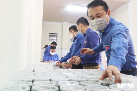 Bạn trẻ xứ Nghệ ‘chia lửa’ cùng bộ đội tiếp sức người cách ly - Ảnh 1. Bạn trẻ xứ Nghệ ‘chia lửa’ cùng bộ đội tiếp sức người cách ly - Ảnh 1.