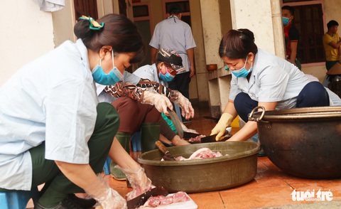Bạn trẻ xứ Nghệ ‘chia lửa’ cùng bộ đội tiếp sức người cách ly - Ảnh 7. Bạn trẻ xứ Nghệ ‘chia lửa’ cùng bộ đội tiếp sức người cách ly - Ảnh 7.