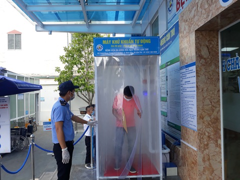 Bệnh viện đầu tiên ở Cần Thơ thử nghiệm buồng khử khuẩn tự động - Ảnh 1. Bệnh viện đầu tiên ở Cần Thơ thử nghiệm buồng khử khuẩn tự động - Ảnh 1.
