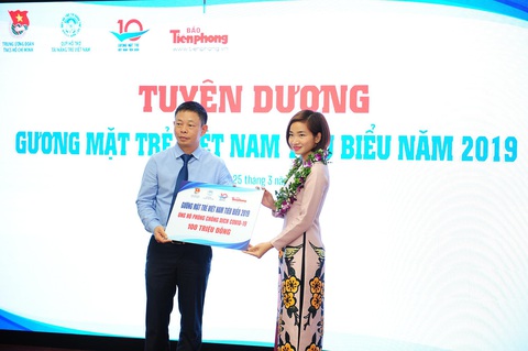 20 gương mặt trẻ Việt Nam trích 200 triệu tiền thưởng ủng hộ phòng chống dịch, hạn mặn - Ảnh 2. 20 gương mặt trẻ Việt Nam trích 200 triệu tiền thưởng ủng hộ phòng chống dịch, hạn mặn - Ảnh 2.