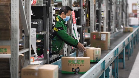 Trung Quốc đang mạo hiểm khi tái khởi động kinh tế giữa dịch? - Ảnh 1. Trung Quốc đang mạo hiểm khi tái khởi động kinh tế giữa dịch? - Ảnh 1.