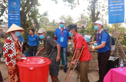 Mùa mưa năm nay có thùng đựng nước ngon lành rồi! - Ảnh 2. Mùa mưa năm nay có thùng đựng nước ngon lành rồi! - Ảnh 2.