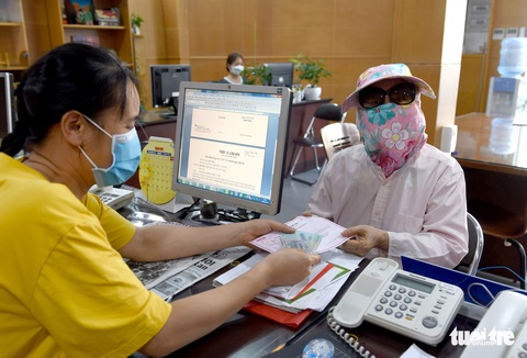 Cụ bà 75 tuổi đi xe ôm đến quyên góp tiền Cùng Tuổi Trẻ chống dịch COVID-19 - Ảnh 1. Cụ bà 75 tuổi đi xe ôm đến quyên góp tiền Cùng Tuổi Trẻ chống dịch COVID-19 - Ảnh 1.