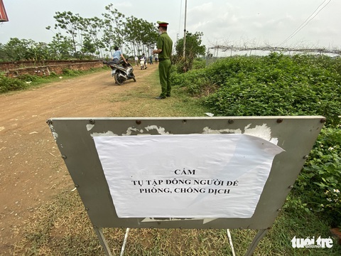 Chính quyền dẹp chợ đất mọc giữa dịch vì một thông tin trên giấy - Ảnh 2. Chính quyền dẹp chợ đất mọc giữa dịch vì một thông tin trên giấy - Ảnh 2.