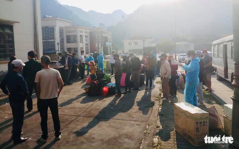 Dân từ Lào về tránh dịch, Nghệ An đón cách ly trong đêm - Ảnh 4. Dân từ Lào về tránh dịch, Nghệ An đón cách ly trong đêm - Ảnh 4.