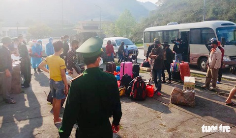 Dân từ Lào về tránh dịch, Nghệ An đón cách ly trong đêm - Ảnh 2. Dân từ Lào về tránh dịch, Nghệ An đón cách ly trong đêm - Ảnh 2.