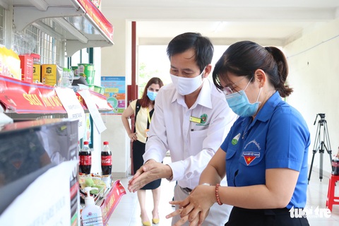 Ai cần gì tới lấy ở “siêu thị 0 đồng” trong khu cách ly tập trung - Ảnh 2. Ai cần gì tới lấy ở “siêu thị 0 đồng” trong khu cách ly tập trung - Ảnh 2.