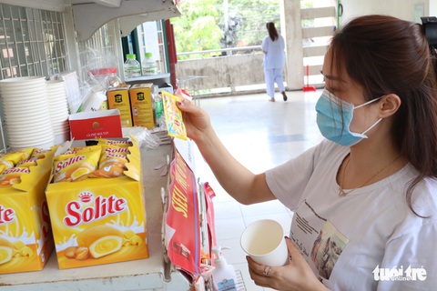 Ai cần gì tới lấy ở “siêu thị 0 đồng” trong khu cách ly tập trung - Ảnh 1. Ai cần gì tới lấy ở “siêu thị 0 đồng” trong khu cách ly tập trung - Ảnh 1.