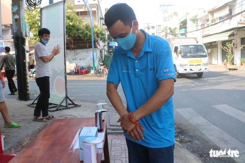 Tự quyên góp tiền làm khu rửa tay cho người lao động - Ảnh 5. Tự quyên góp tiền làm khu rửa tay cho người lao động - Ảnh 5.