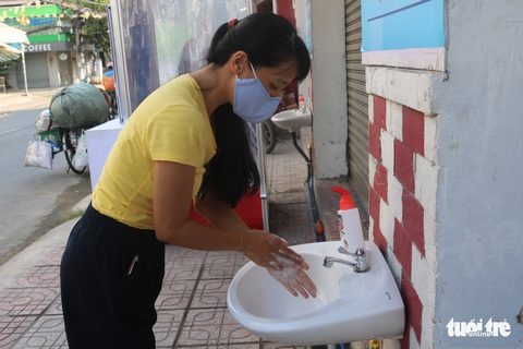 Tự quyên góp tiền làm khu rửa tay cho người lao động - Ảnh 1. Tự quyên góp tiền làm khu rửa tay cho người lao động - Ảnh 1.