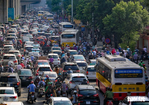 Hà Nội giảm 80% công suất xe buýt để phòng dịch COVID-19 - Ảnh 1. Hà Nội giảm 80% công suất xe buýt để phòng dịch COVID-19 - Ảnh 1.