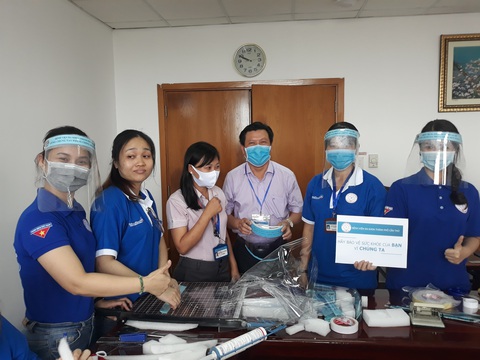 Thanh niên Bệnh viện Đa khoa Cần Thơ làm nón bảo hộ mùa COVID-19 - Ảnh 1. Thanh niên Bệnh viện Đa khoa Cần Thơ làm nón bảo hộ mùa COVID-19 - Ảnh 1.
