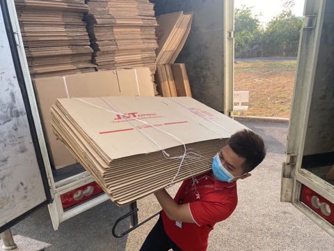 J&T Express tặng hơn 11.000 thùng carton cho khu cách ly Ký túc xá ĐHQG - Ảnh 2. J&T Express tặng hơn 11.000 thùng carton cho khu cách ly Ký túc xá ĐHQG - Ảnh 2.
