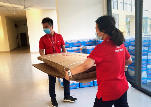 J&T Express tặng hơn 11.000 thùng carton cho khu cách ly Ký túc xá ĐHQG - Ảnh 4. J&T Express tặng hơn 11.000 thùng carton cho khu cách ly Ký túc xá ĐHQG - Ảnh 4.