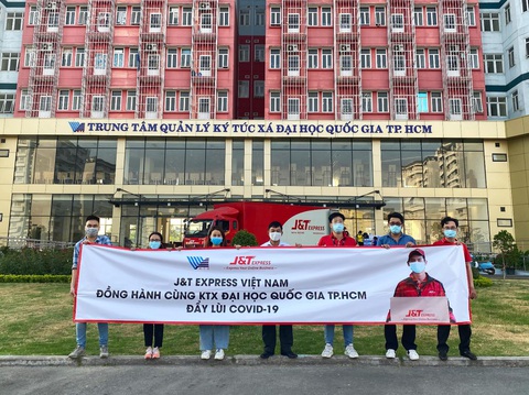 J&T Express tặng hơn 11.000 thùng carton cho khu cách ly Ký túc xá ĐHQG - Ảnh 5. J&T Express tặng hơn 11.000 thùng carton cho khu cách ly Ký túc xá ĐHQG - Ảnh 5.