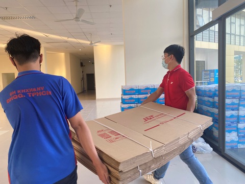 J&T Express tặng hơn 11.000 thùng carton cho khu cách ly Ký túc xá ĐHQG - Ảnh 6. J&T Express tặng hơn 11.000 thùng carton cho khu cách ly Ký túc xá ĐHQG - Ảnh 6.