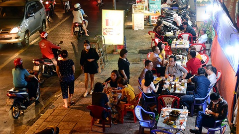 Nhà hàng, quán ăn... không tiếp quá 30 người cùng lúc mùa dịch - Ảnh 1. Nhà hàng, quán ăn... không tiếp quá 30 người cùng lúc mùa dịch - Ảnh 1.