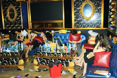 76 thanh niên dương tính với ma túy bị cách ly luôn tại quán karaoke - Ảnh 1. 76 thanh niên dương tính với ma túy bị cách ly luôn tại quán karaoke - Ảnh 1.