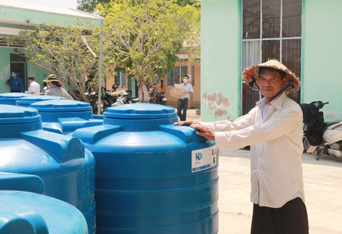Tặng bồn chứa 1.000 lít cho người nghèo vùng hạn mặn ĐBSCL - Ảnh 1. Tặng bồn chứa 1.000 lít cho người nghèo vùng hạn mặn ĐBSCL - Ảnh 1.