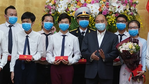 Thủ tướng Nguyễn Xuân Phúc: Thanh niên cần tiên phong mùa dịch - Ảnh 1. Thủ tướng Nguyễn Xuân Phúc: Thanh niên cần tiên phong mùa dịch - Ảnh 1.